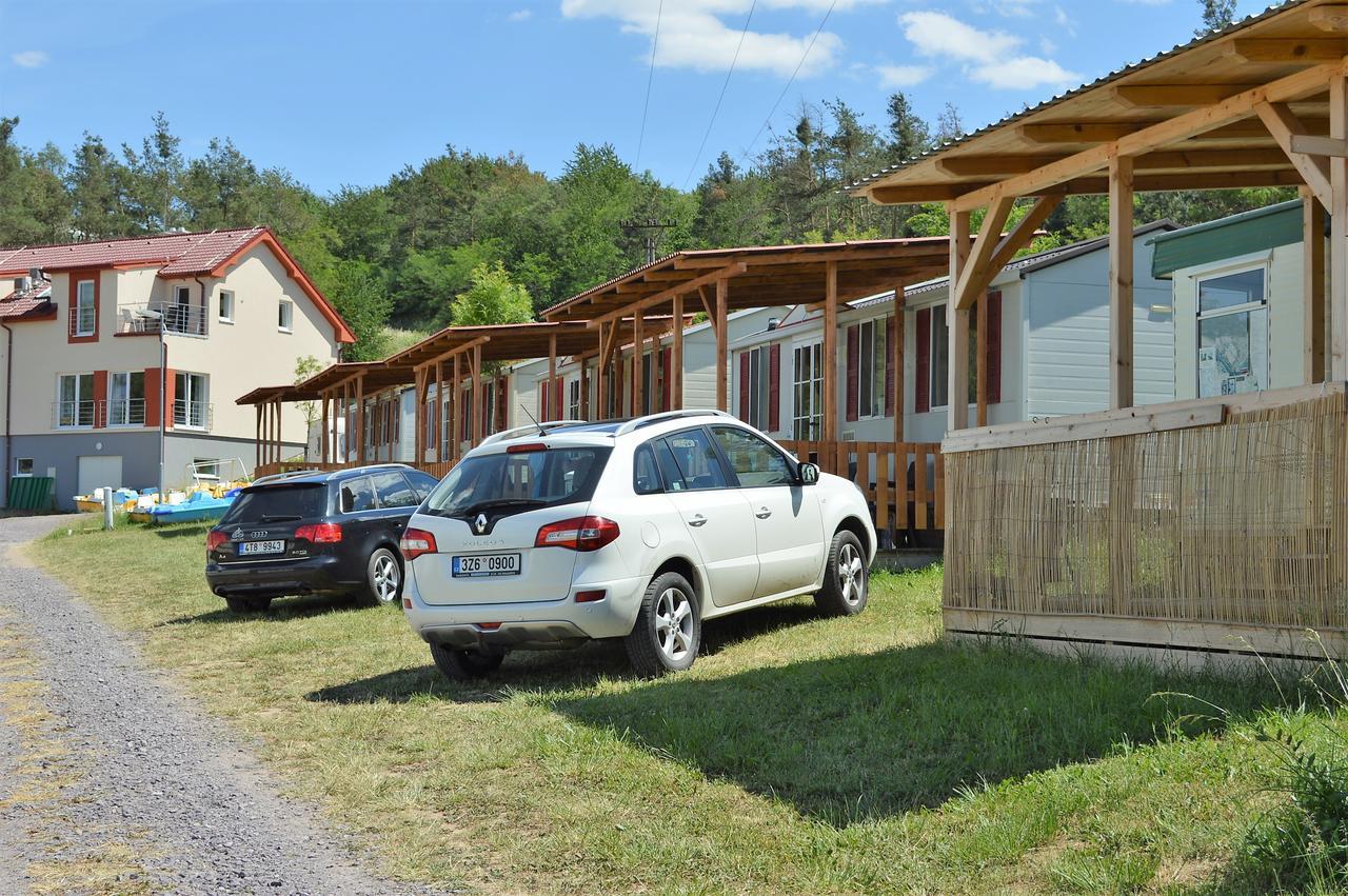 Mobilheimy U Prehrady Hotell Horní Dunajovice Exteriör bild