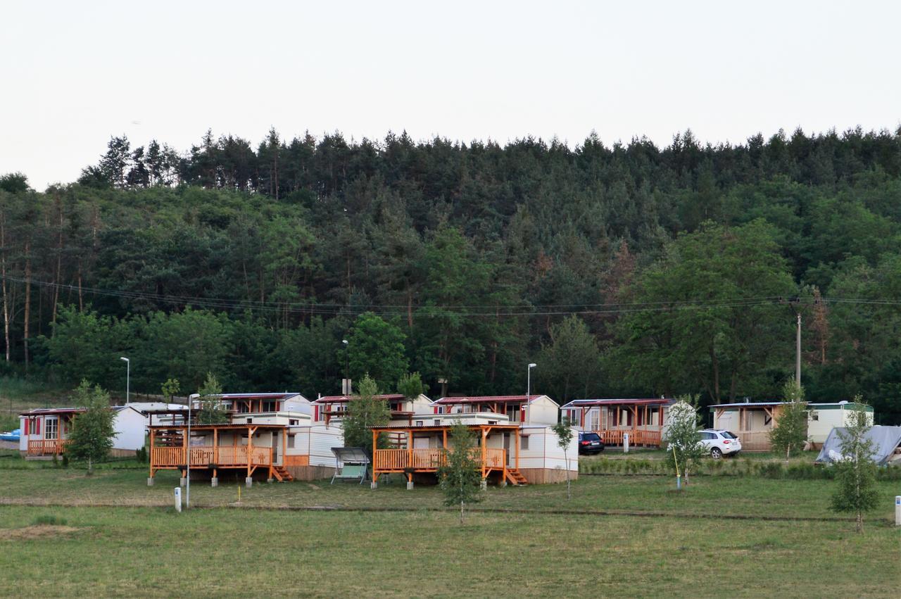 Mobilheimy U Prehrady Hotell Horní Dunajovice Exteriör bild